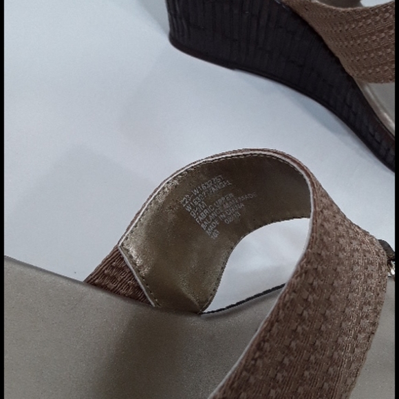 White Mountain gold between toe wedge sandals size 9.5m - Picture 2 of 8